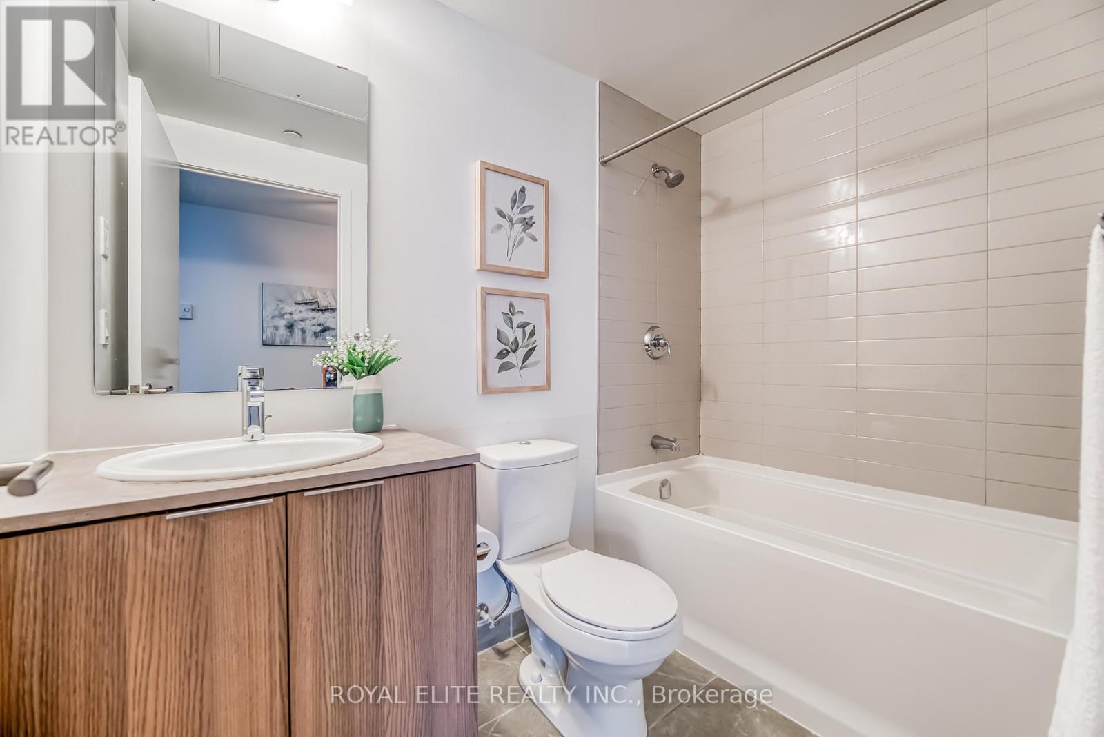 612 - 11 Wellesley Street W, Toronto, ON - Indoor Photo Showing Bathroom