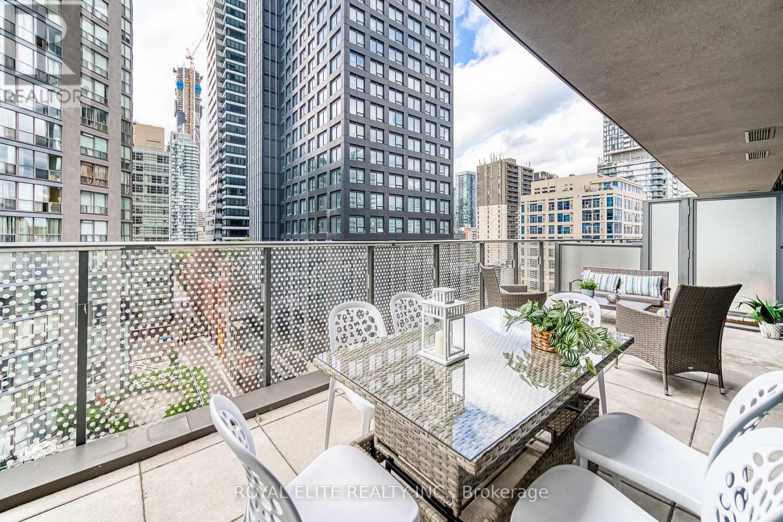 612 - 11 Wellesley Street W, Toronto, ON - Outdoor