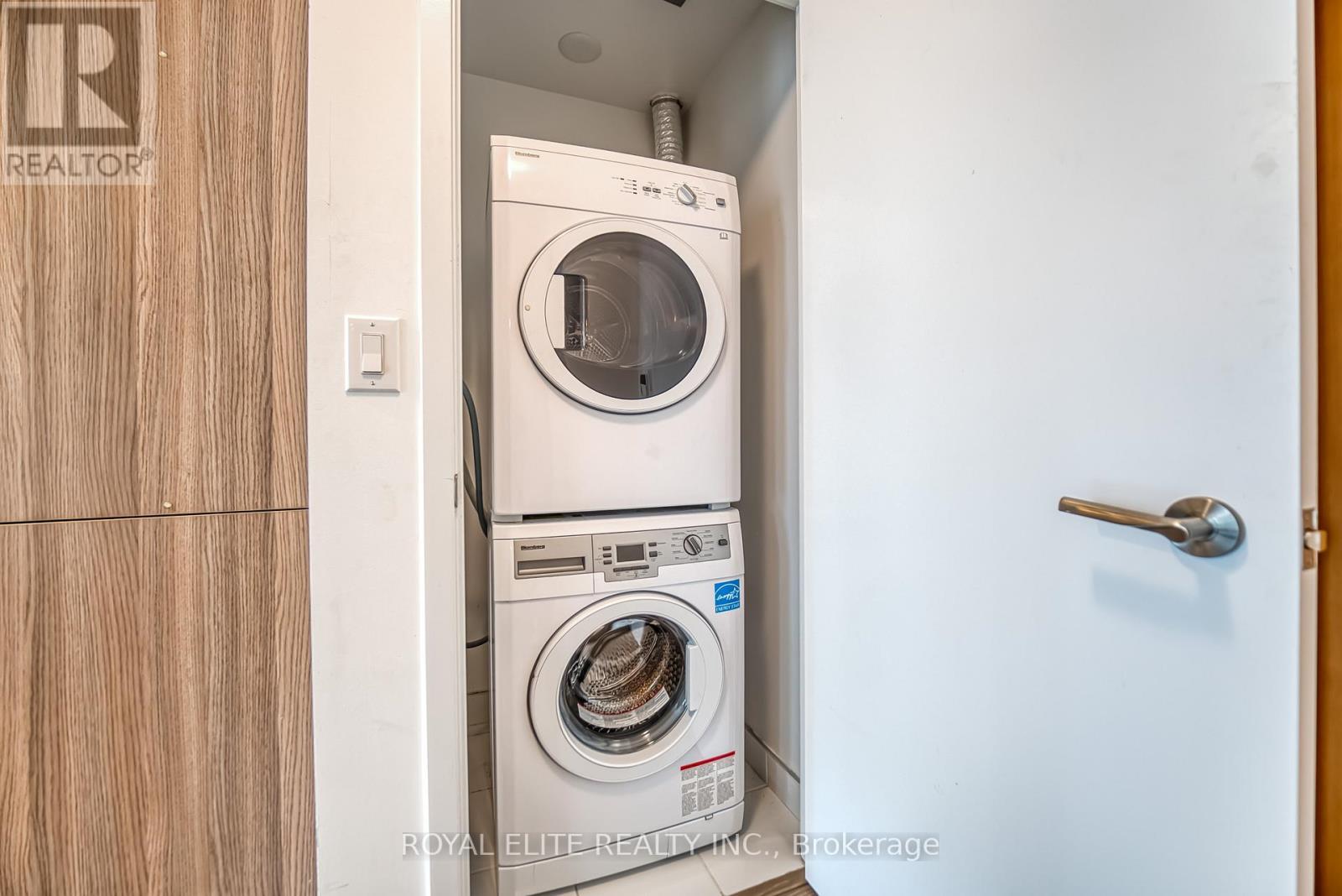 612 - 11 Wellesley Street W, Toronto, ON - Indoor Photo Showing Laundry Room