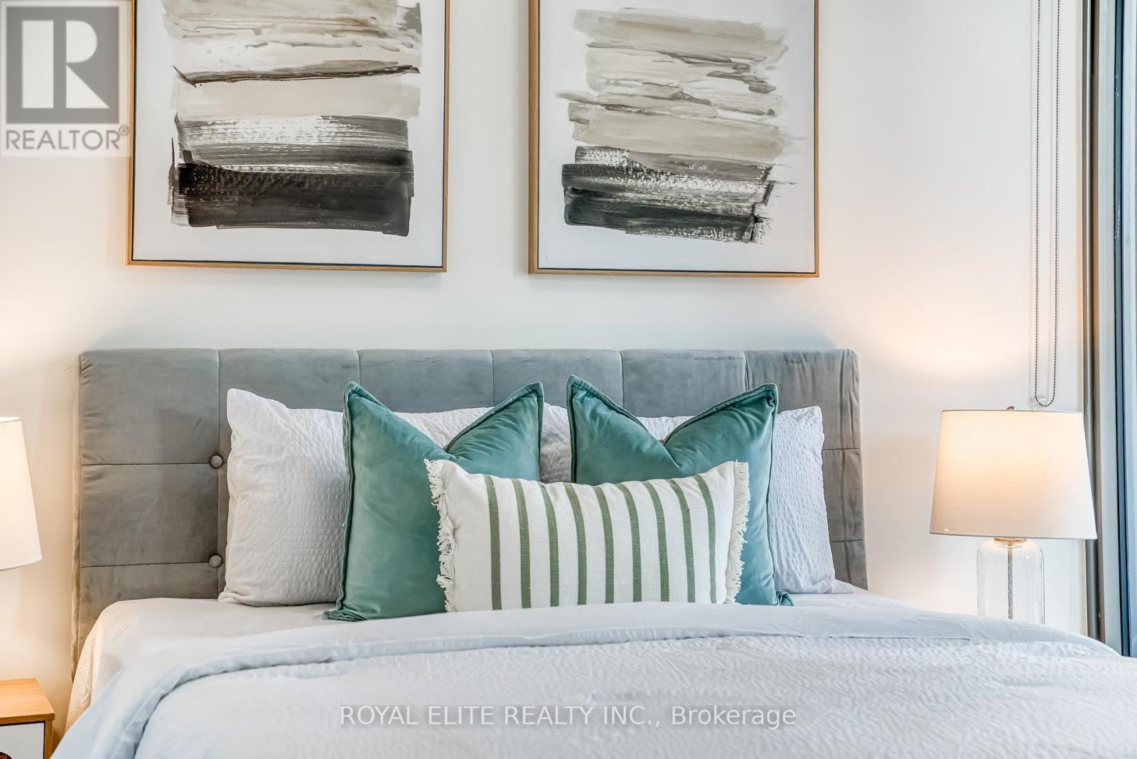 612 - 11 Wellesley Street W, Toronto, ON - Indoor Photo Showing Bedroom