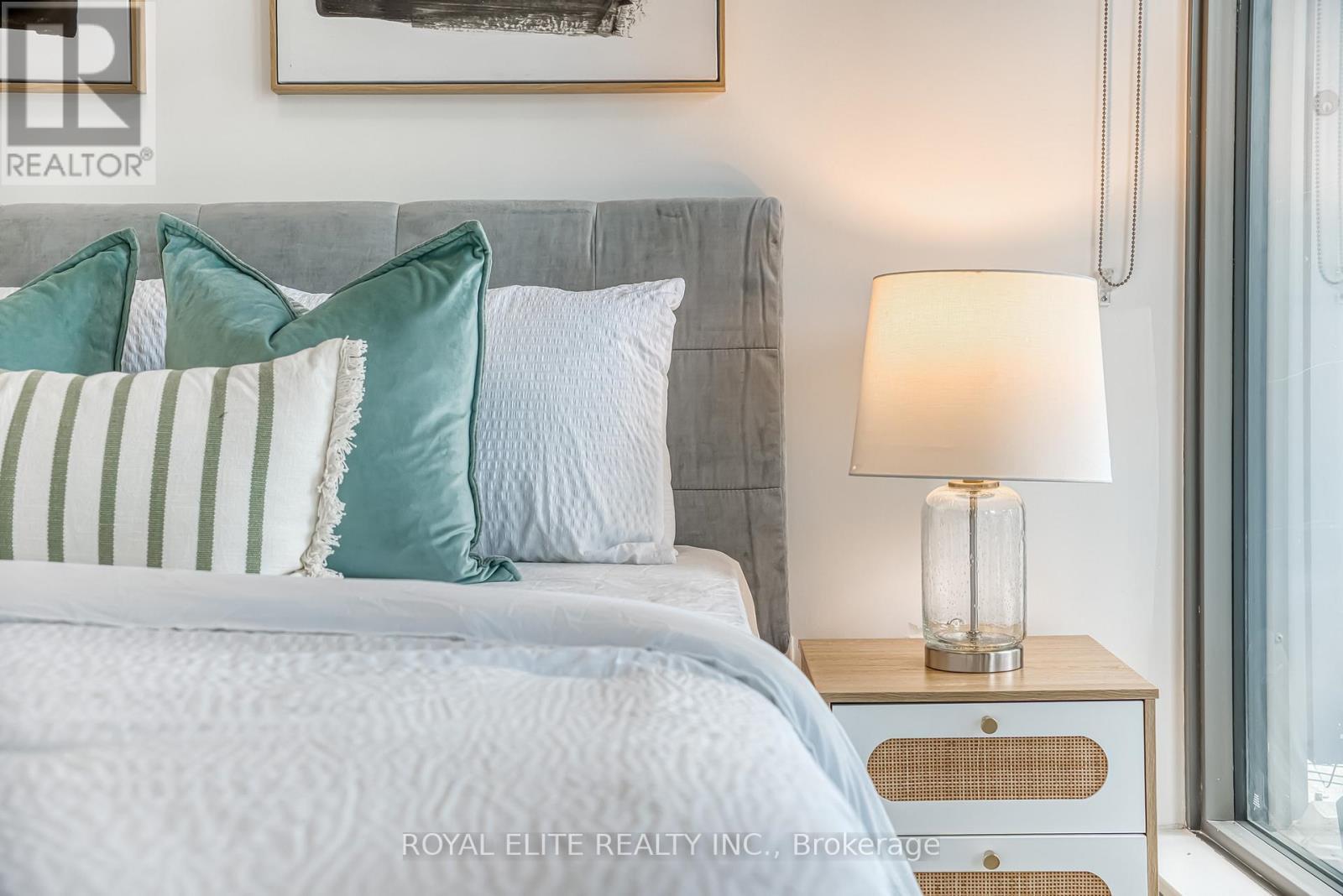 612 - 11 Wellesley Street W, Toronto, ON - Indoor Photo Showing Bedroom