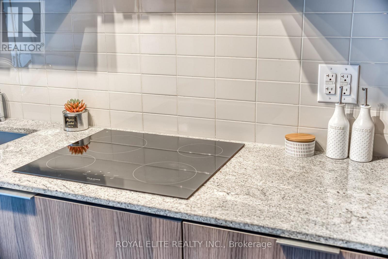 612 - 11 Wellesley Street W, Toronto, ON - Indoor Photo Showing Kitchen