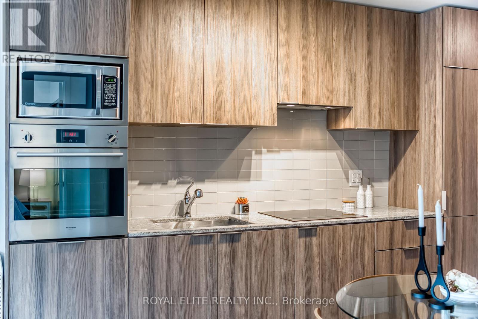 612 - 11 Wellesley Street W, Toronto, ON - Indoor Photo Showing Kitchen With Upgraded Kitchen