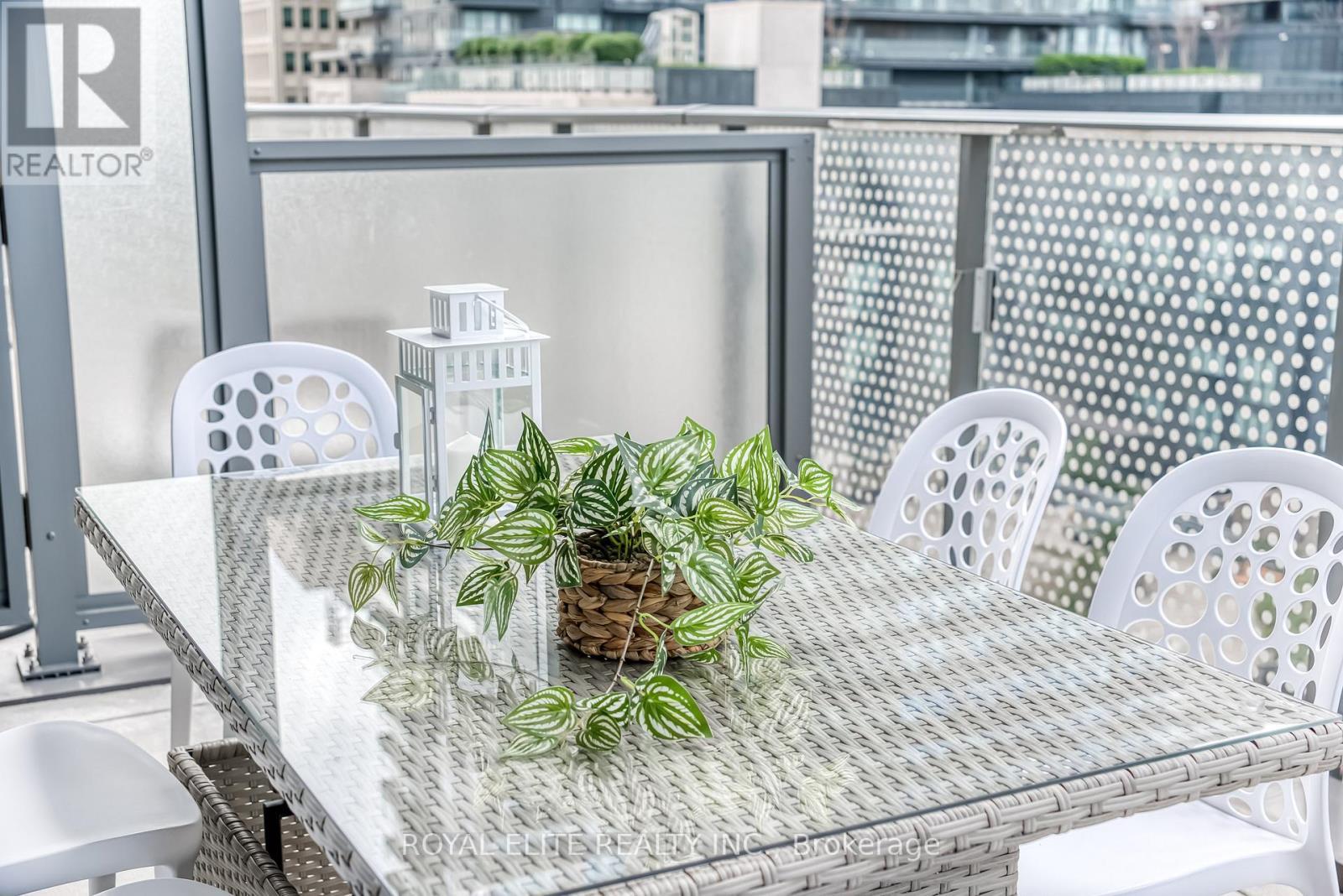 612 - 11 Wellesley Street W, Toronto, ON - Outdoor