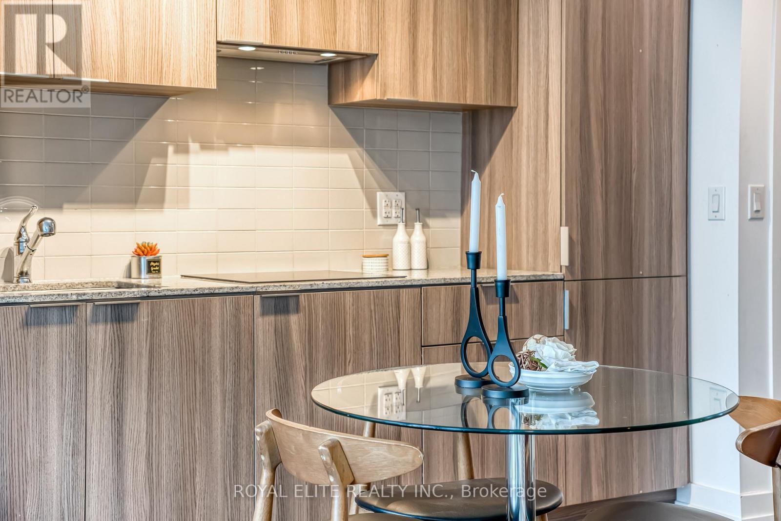 612 - 11 Wellesley Street W, Toronto, ON - Indoor Photo Showing Kitchen