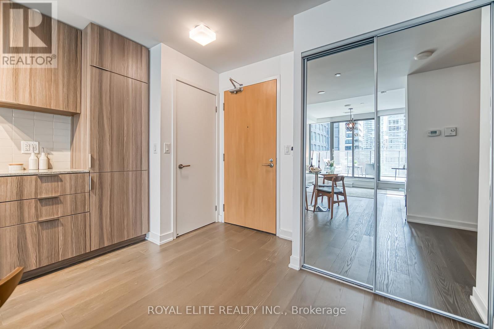 612 - 11 Wellesley Street W, Toronto, ON - Indoor Photo Showing Other Room