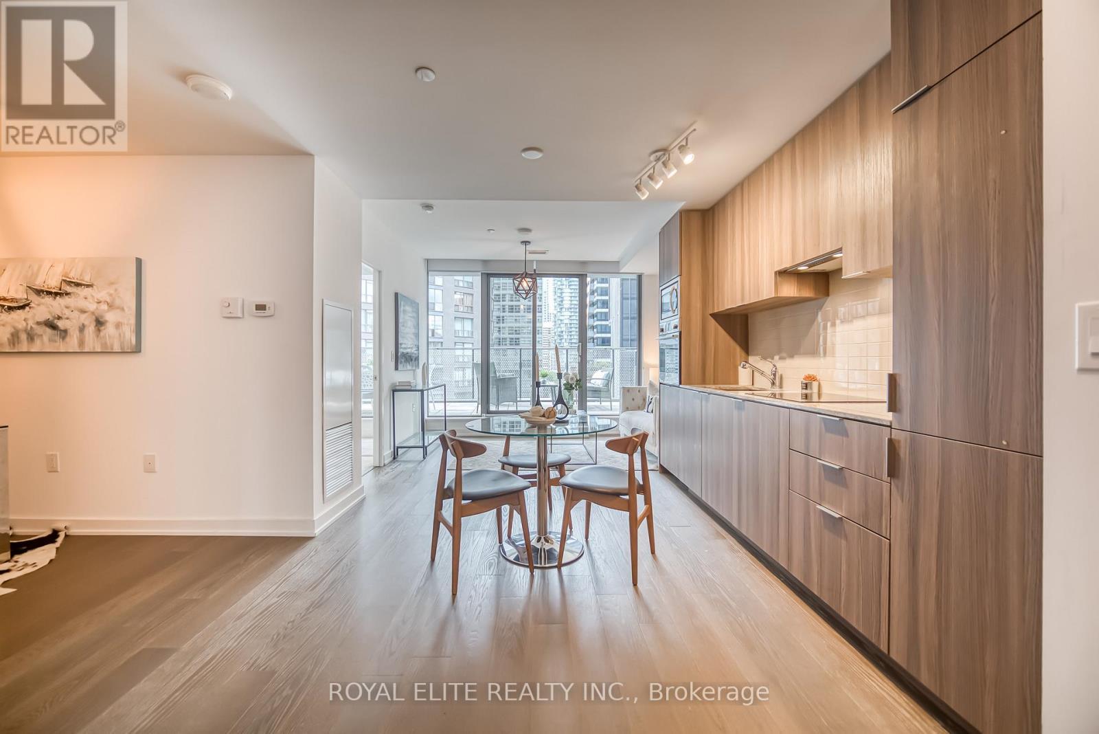 612 - 11 Wellesley Street W, Toronto, ON - Indoor Photo Showing Other Room