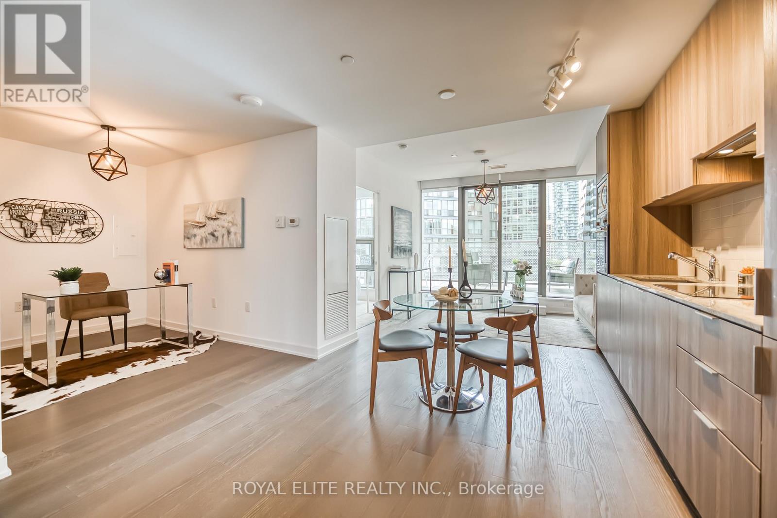 612 - 11 Wellesley Street W, Toronto, ON - Indoor Photo Showing Other Room