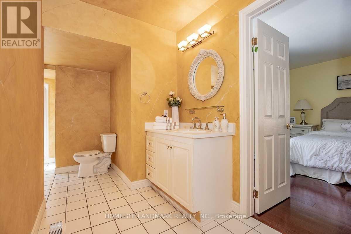 2301 Bennington Gate, Oakville, ON - Indoor Photo Showing Bathroom