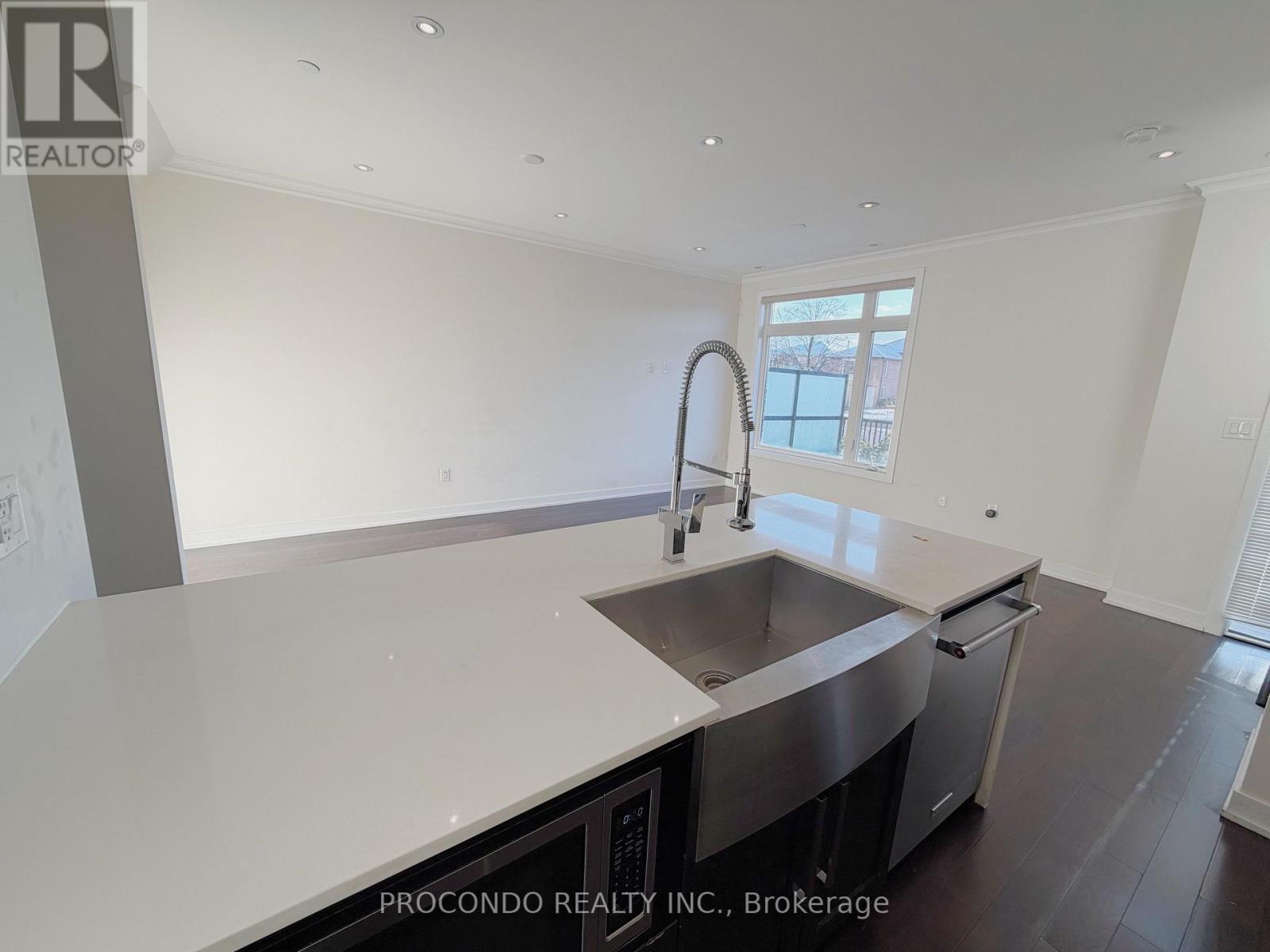 Th10 - 4070 Parkside Village Drive, Mississauga, ON - Indoor Photo Showing Kitchen