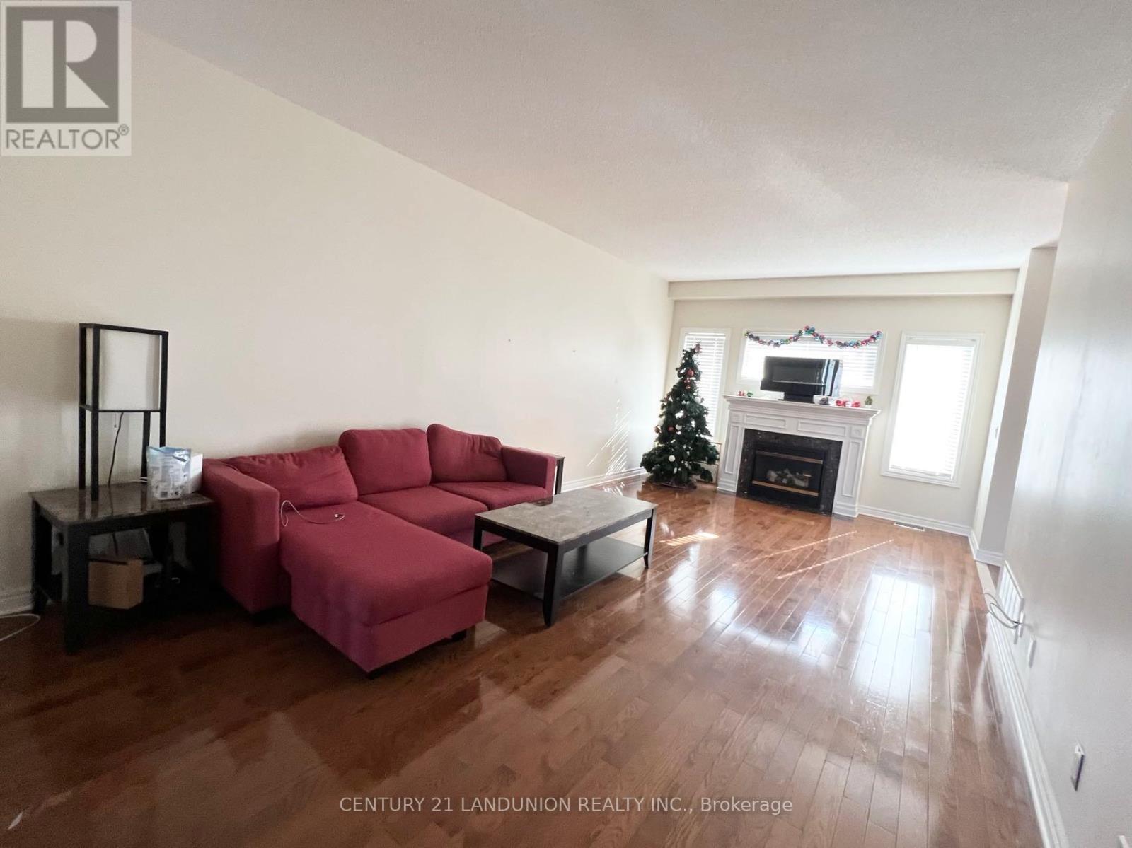 281 Winterberry Boulevard, Thorold, ON - Indoor Photo Showing Living Room With Fireplace
