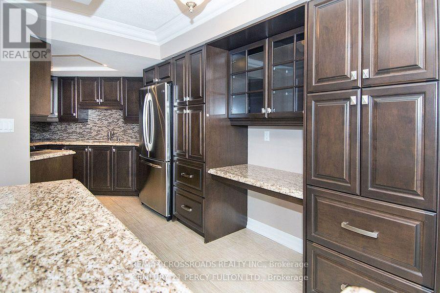 2105 - 5 Concorde Place, Toronto, ON - Indoor Photo Showing Kitchen