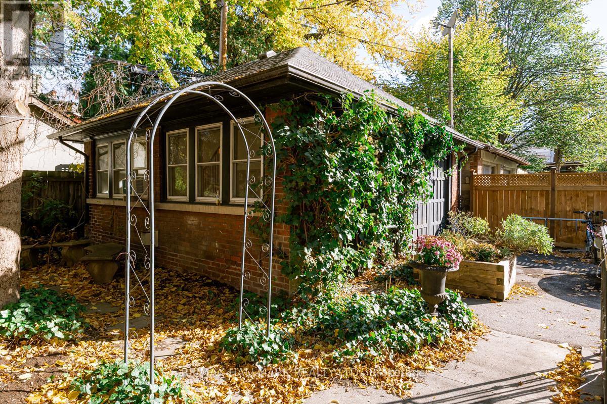 Idyllic garden. - Coach House - 321 Palmerston Boulevard, Toronto, ON - Outdoor