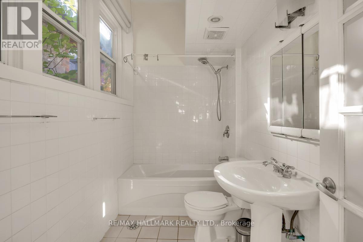 4pc ensuite / washroom - Coach House - 321 Palmerston Boulevard, Toronto, ON - Indoor Photo Showing Bathroom