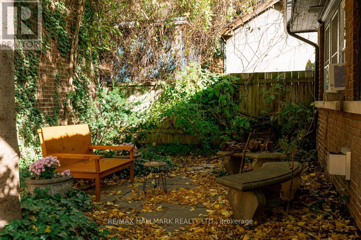 Outdoor relaxation area - Coach House - 321 Palmerston Boulevard, Toronto, ON - Outdoor