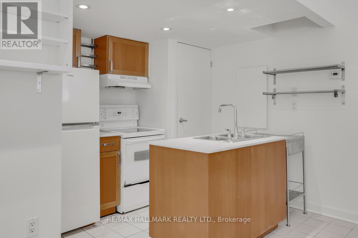 Coach House - 321 Palmerston Boulevard, Toronto, ON - Indoor Photo Showing Kitchen
