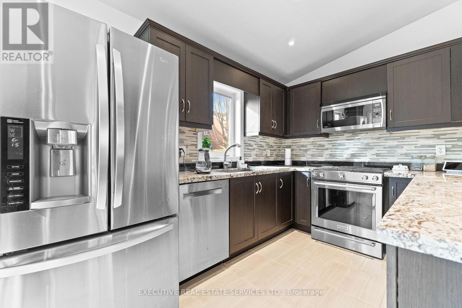 7068 Bannockburn Court, Mississauga, ON - Indoor Photo Showing Kitchen With Upgraded Kitchen