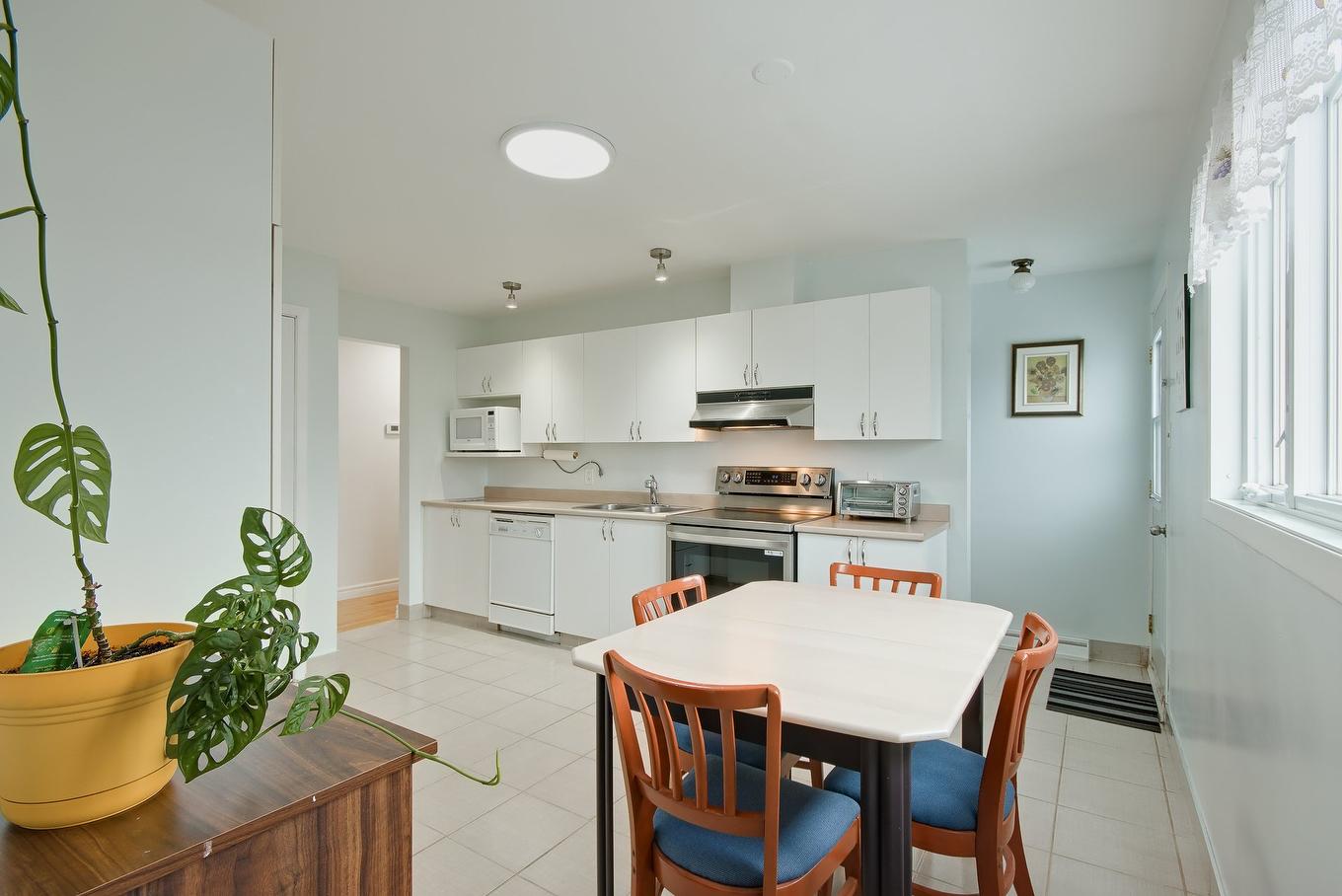 Kitchen - 3595 Rue Duvernay, Longueuil (Saint-Hubert), QC - Indoor