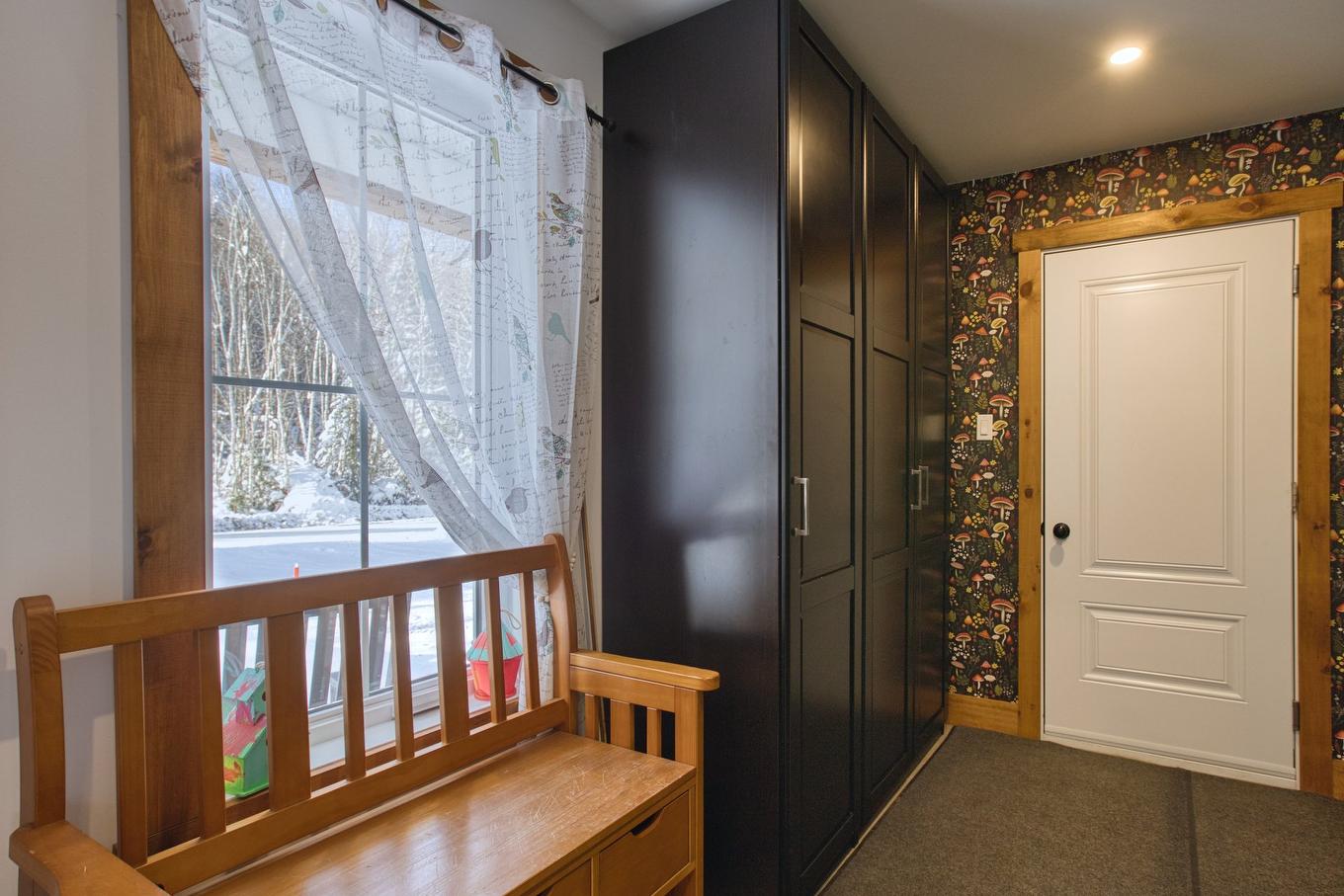 Hall - 52 Rue Du Sommet-Du-Parc, Sainte-Marguerite-Du-Lac-Masson, QC - Indoor Photo Showing Other Room