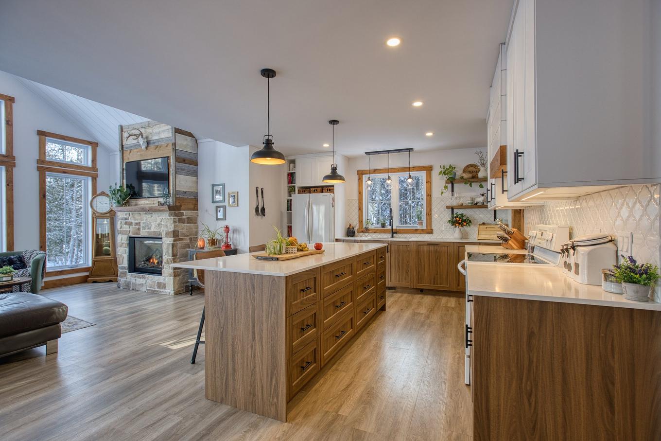 Kitchen - 52 Rue Du Sommet-Du-Parc, Sainte-Marguerite-Du-Lac-Masson, QC - Indoor With Fireplace