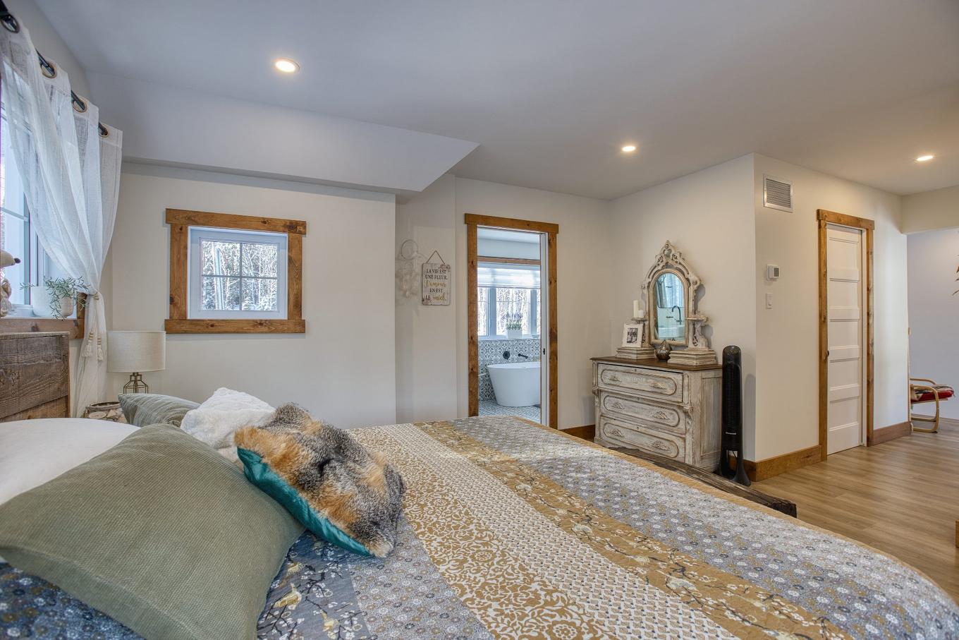Primary bedroom - 52 Rue Du Sommet-Du-Parc, Sainte-Marguerite-Du-Lac-Masson, QC - Indoor Photo Showing Bedroom