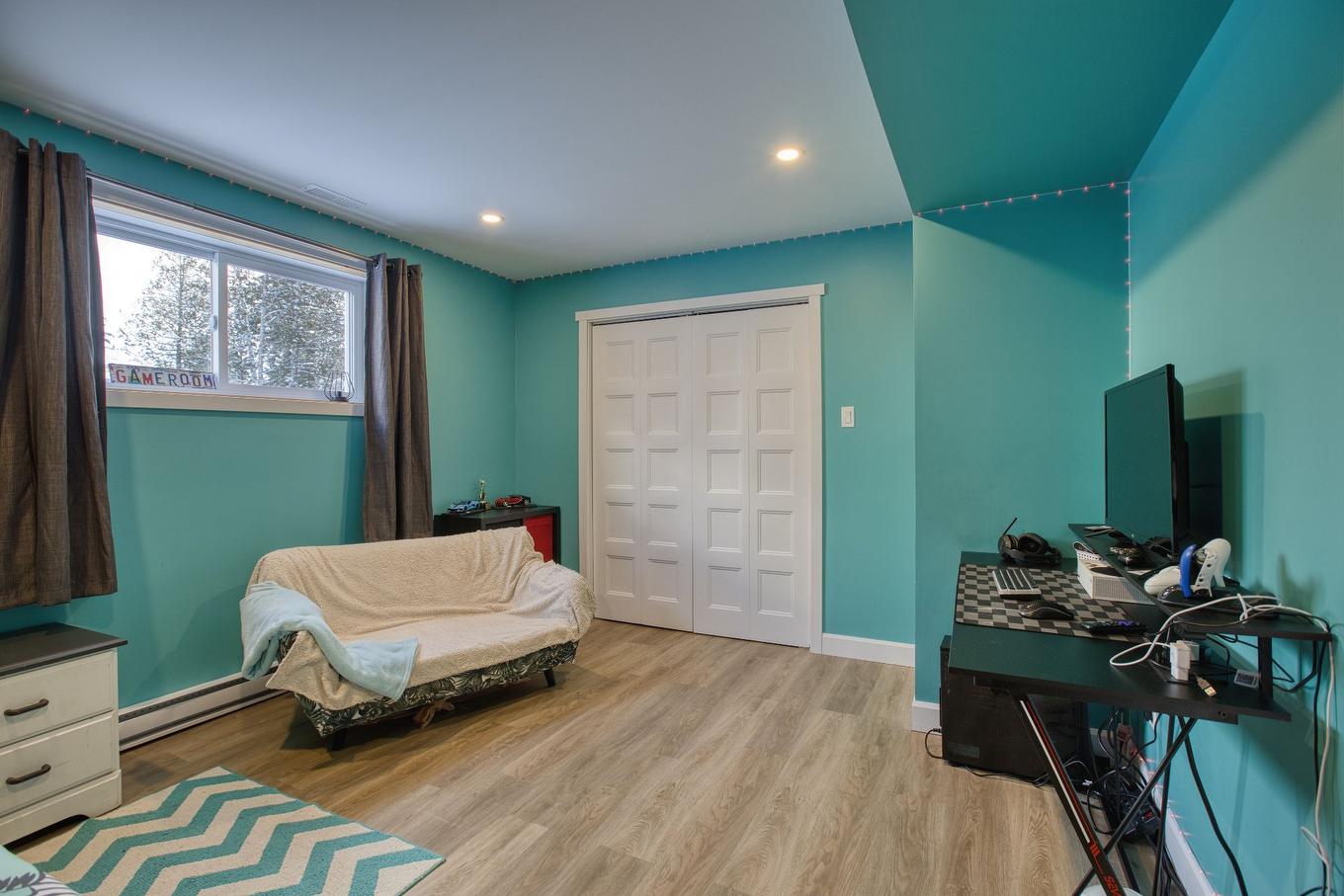 Bedroom - 52 Rue Du Sommet-Du-Parc, Sainte-Marguerite-Du-Lac-Masson, QC - Indoor Photo Showing Bedroom
