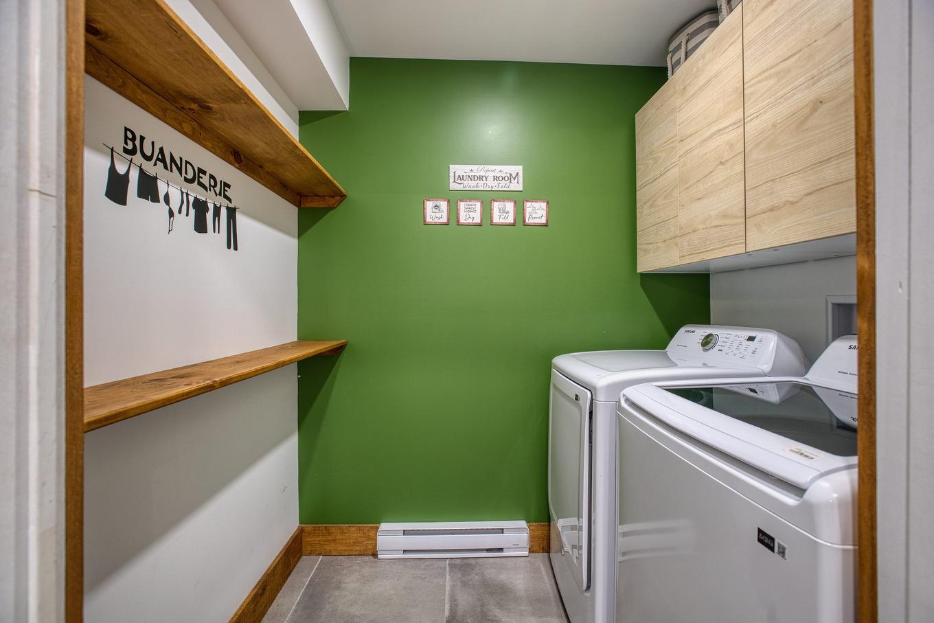 Laundry room - 52 Rue Du Sommet-Du-Parc, Sainte-Marguerite-Du-Lac-Masson, QC - Indoor Photo Showing Laundry Room