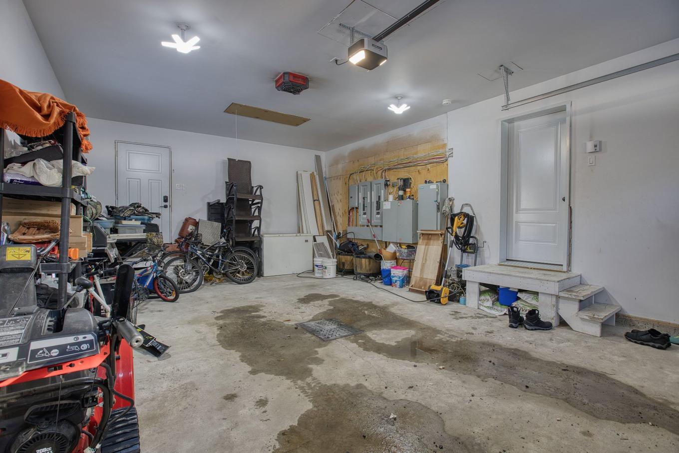 Garage - 52 Rue Du Sommet-Du-Parc, Sainte-Marguerite-Du-Lac-Masson, QC - Indoor Photo Showing Garage