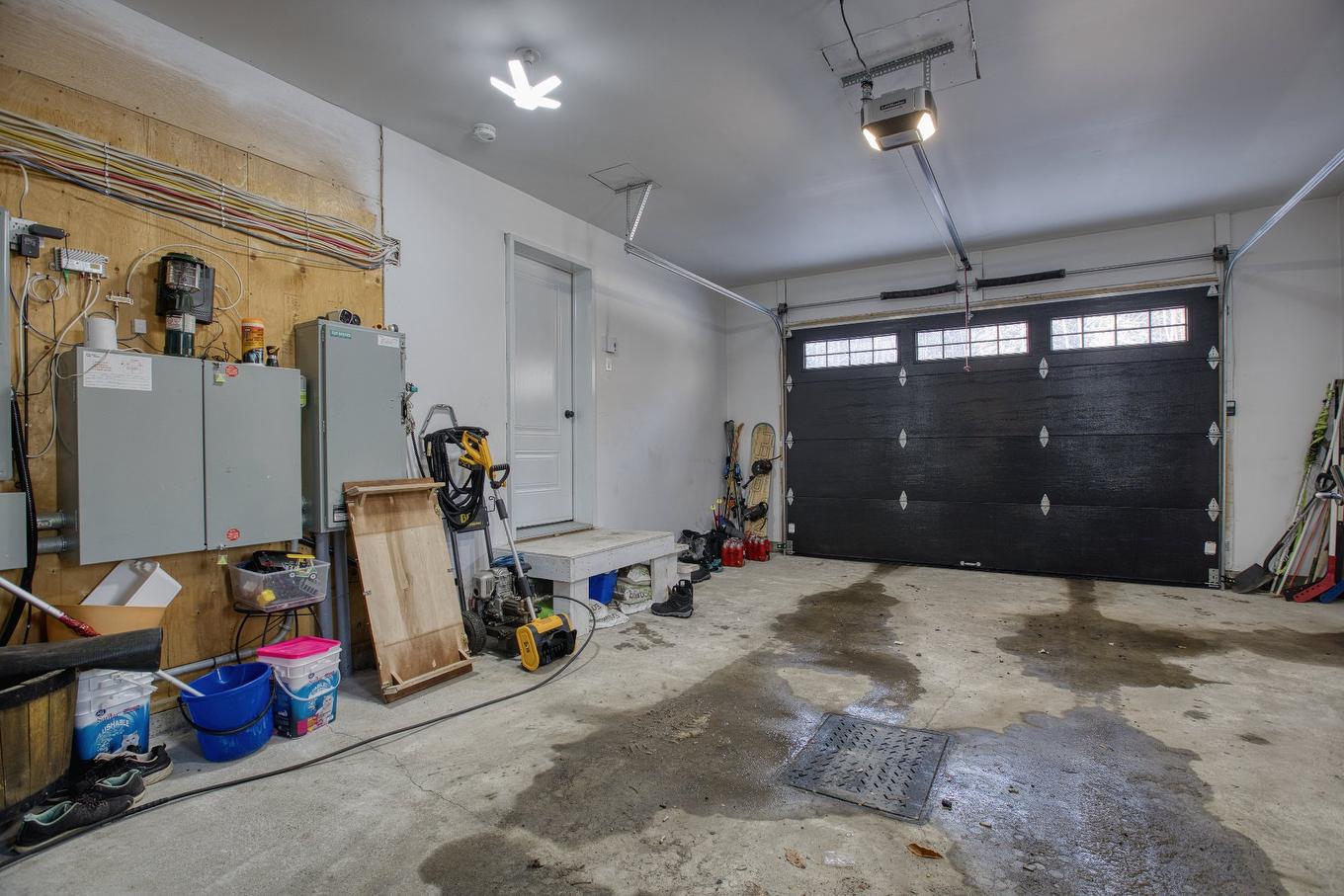 Garage - 52 Rue Du Sommet-Du-Parc, Sainte-Marguerite-Du-Lac-Masson, QC - Indoor Photo Showing Garage