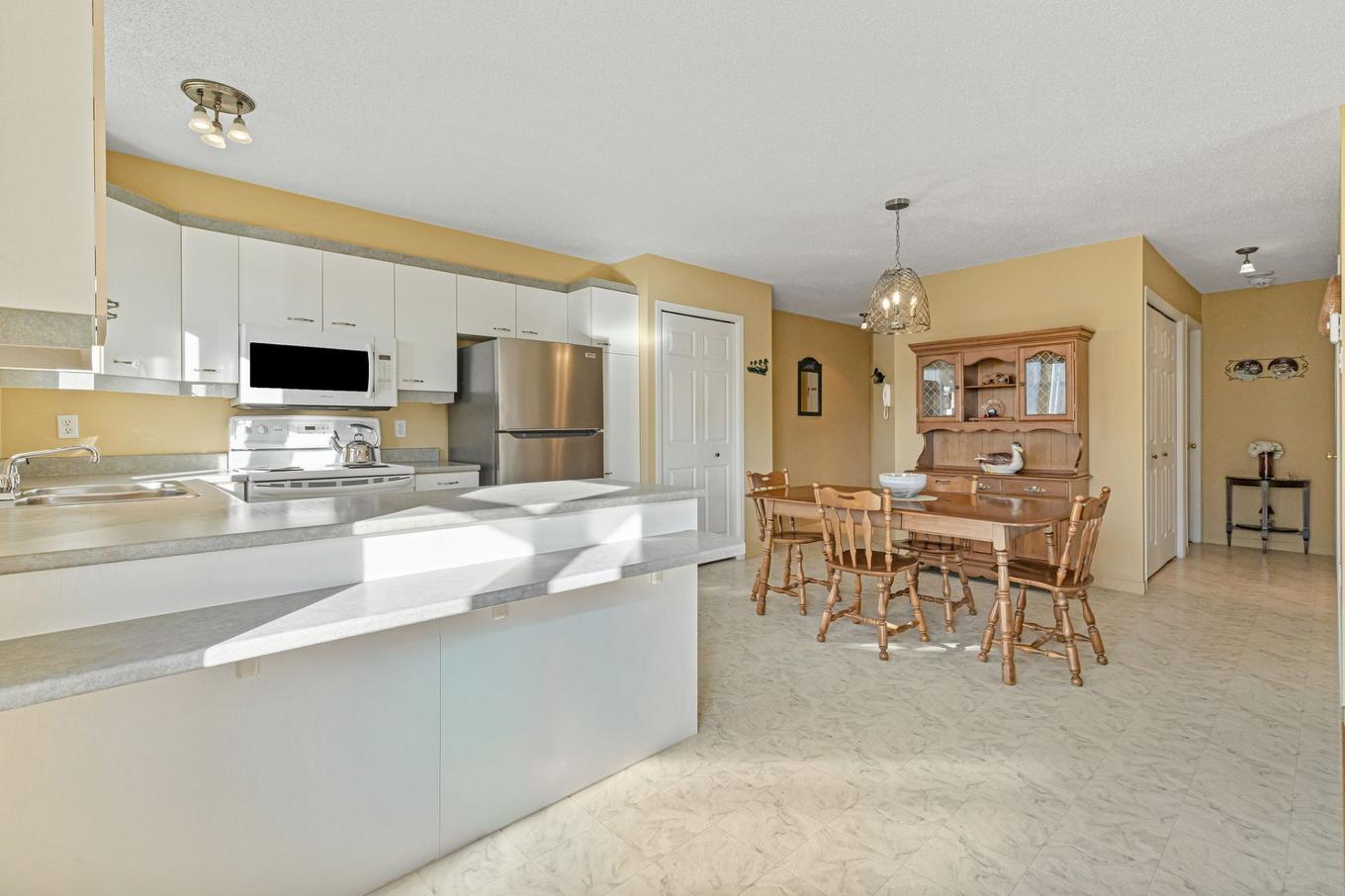 Kitchen - 204-2385 Rue Henriette-Céré, Longueuil (Saint-Hubert), QC - Indoor