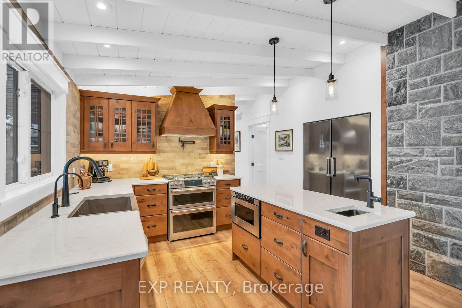 621 Duclos Point Road, Georgina, ON - Indoor Photo Showing Kitchen With Upgraded Kitchen