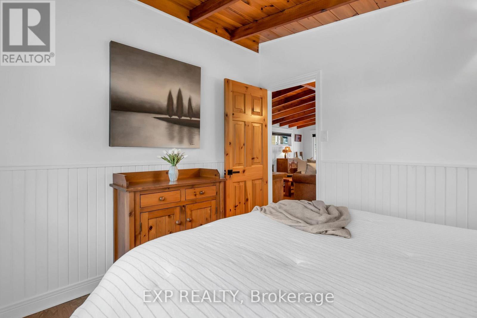621 Duclos Point Road, Georgina, ON - Indoor Photo Showing Bedroom
