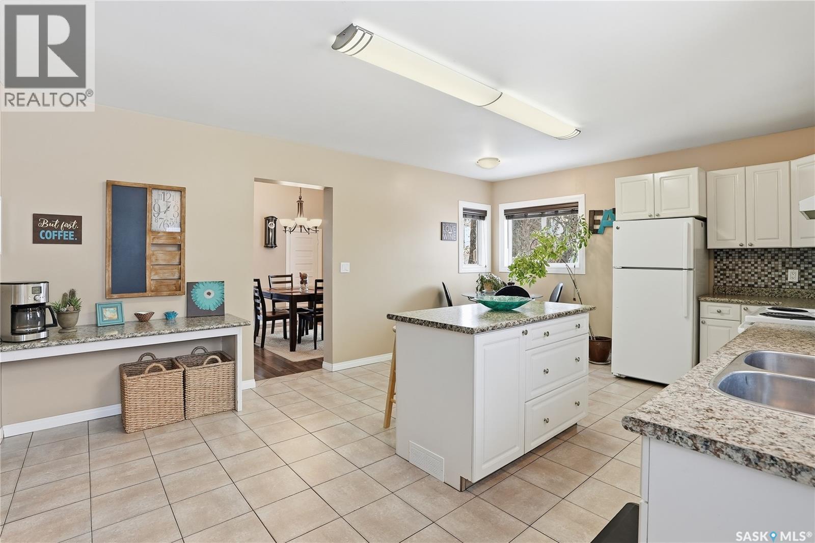 203 6Th Avenue S, Warman, SK - Indoor Photo Showing Kitchen With Double Sink