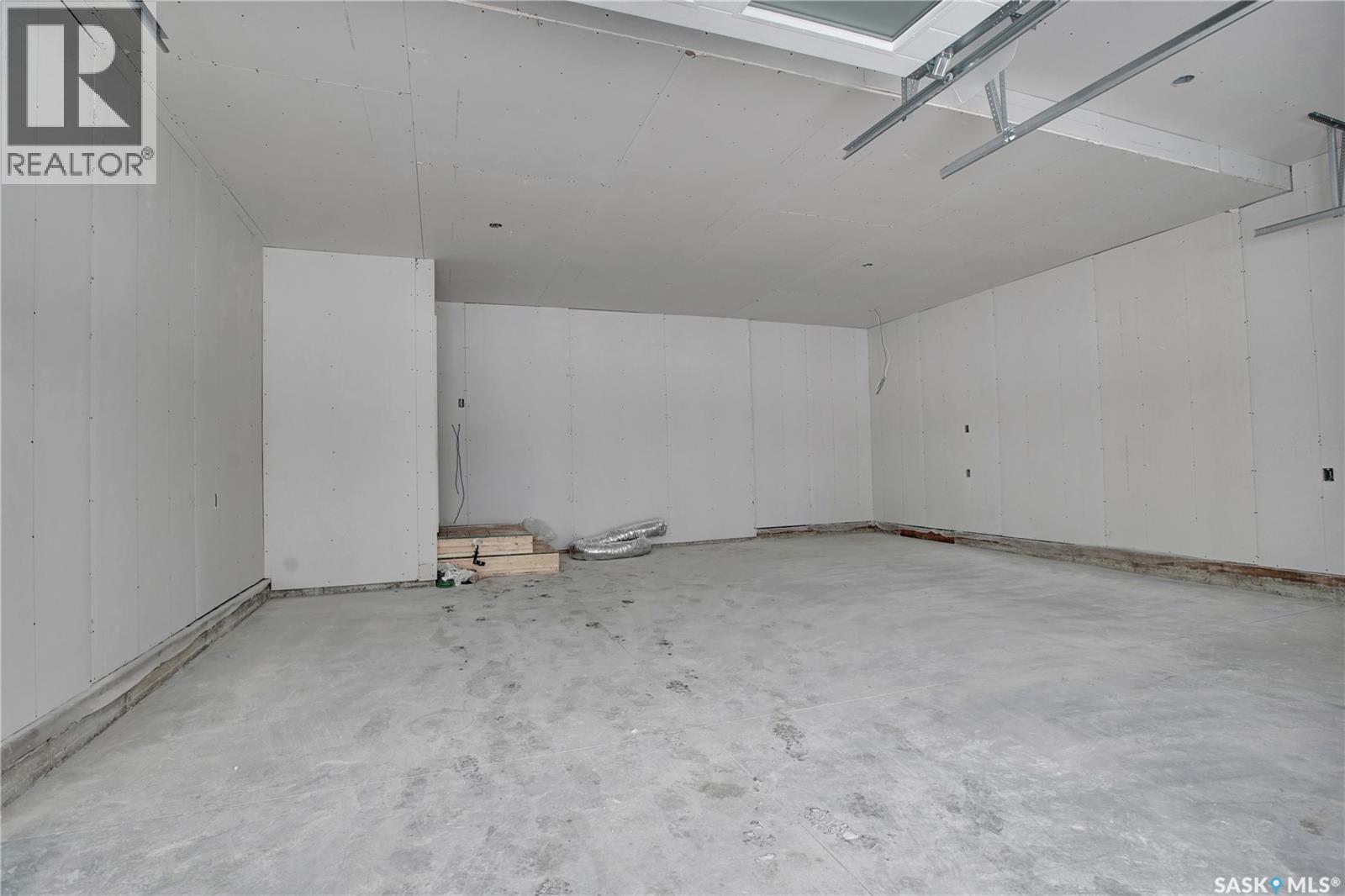 614 Casper Cove, Warman, SK - Indoor Photo Showing Garage