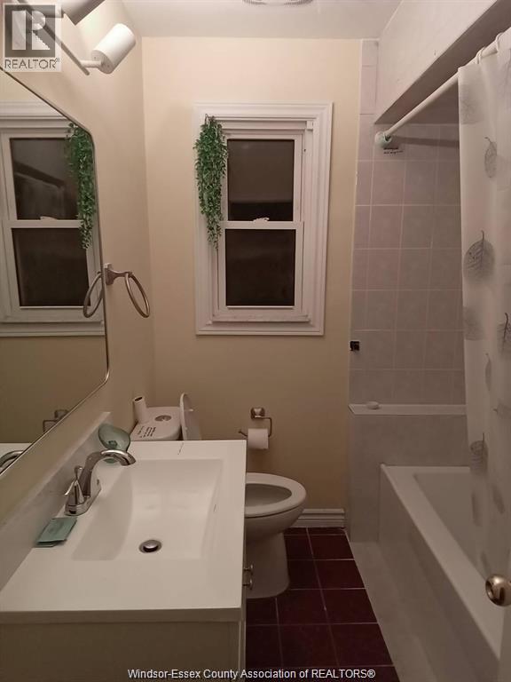 3277 Dominion, Windsor, ON - Indoor Photo Showing Bathroom