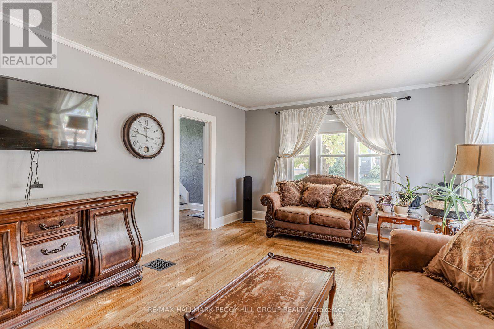 66 Richard Street, Tay, ON - Indoor Photo Showing Living Room