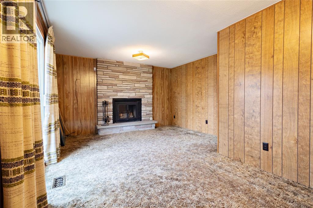 251 Merritt Avenue, Chatham, ON - Indoor With Fireplace