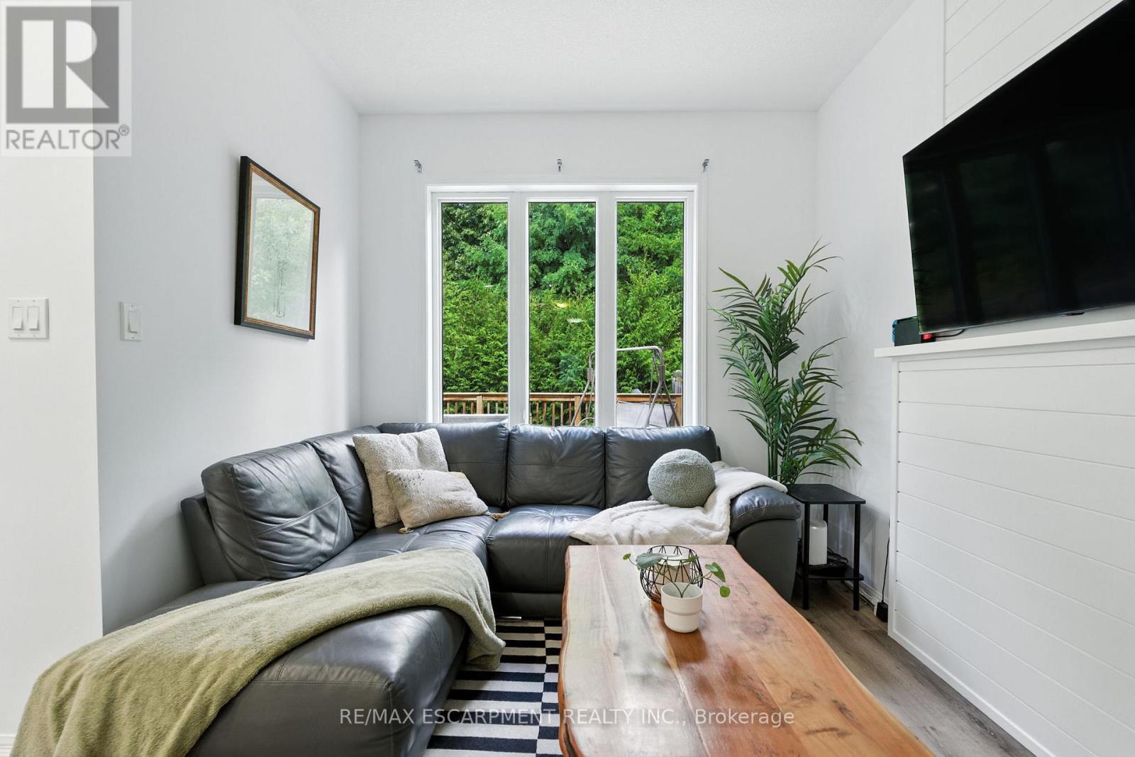 61 - 21 Diana Avenue, Brantford, ON - Indoor Photo Showing Living Room