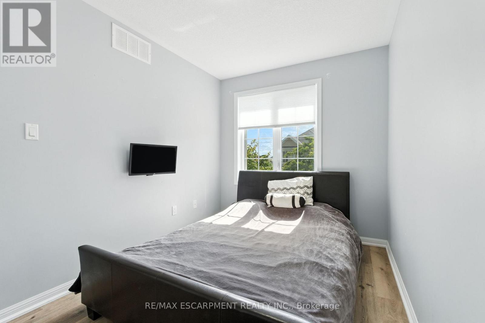 61 - 21 Diana Avenue, Brantford, ON - Indoor Photo Showing Bedroom