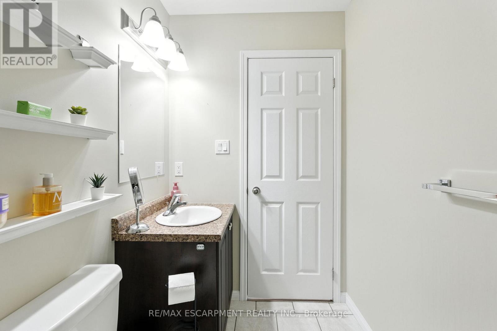 61 - 21 Diana Avenue, Brantford, ON - Indoor Photo Showing Bathroom