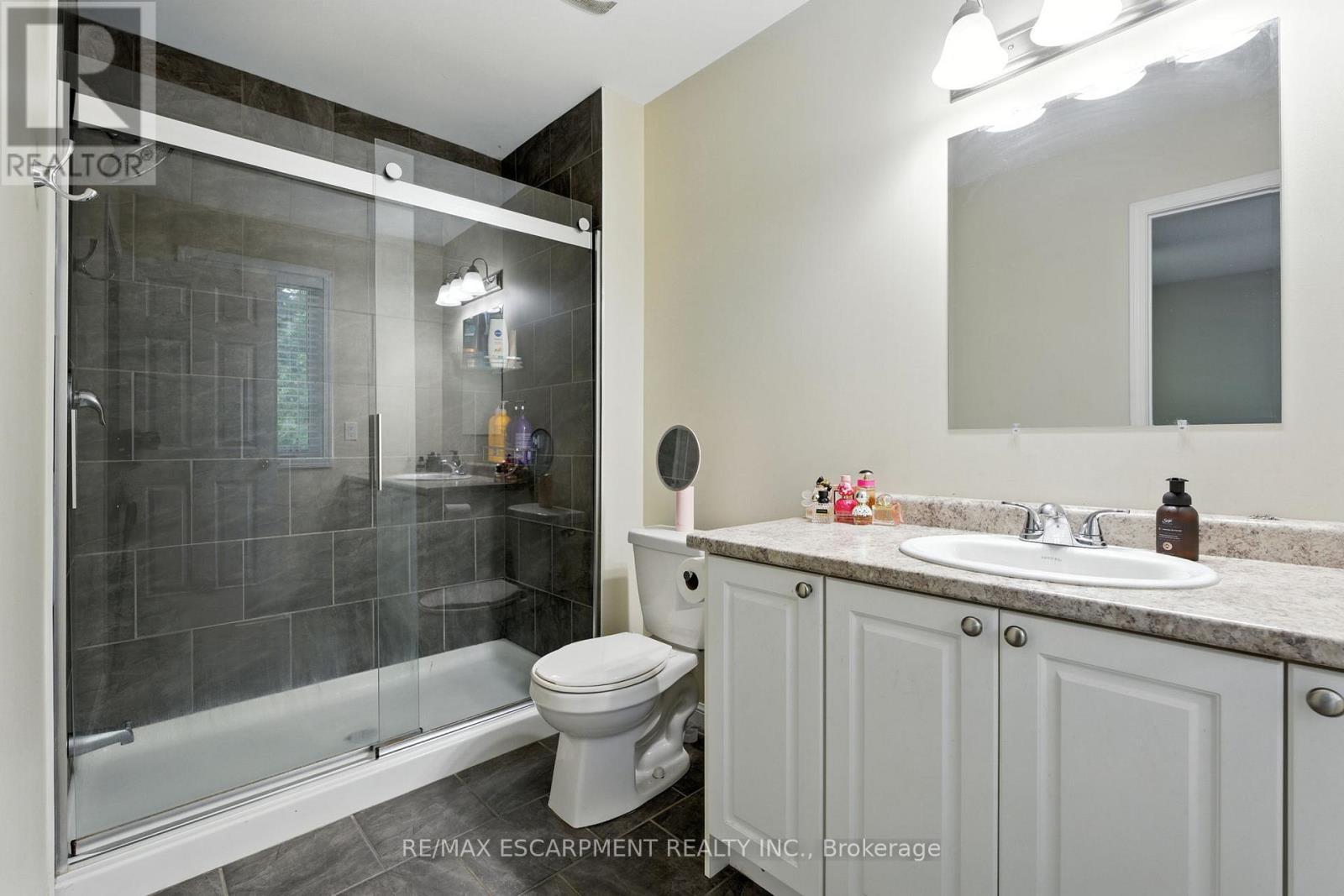 61 - 21 Diana Avenue, Brantford, ON - Indoor Photo Showing Bathroom