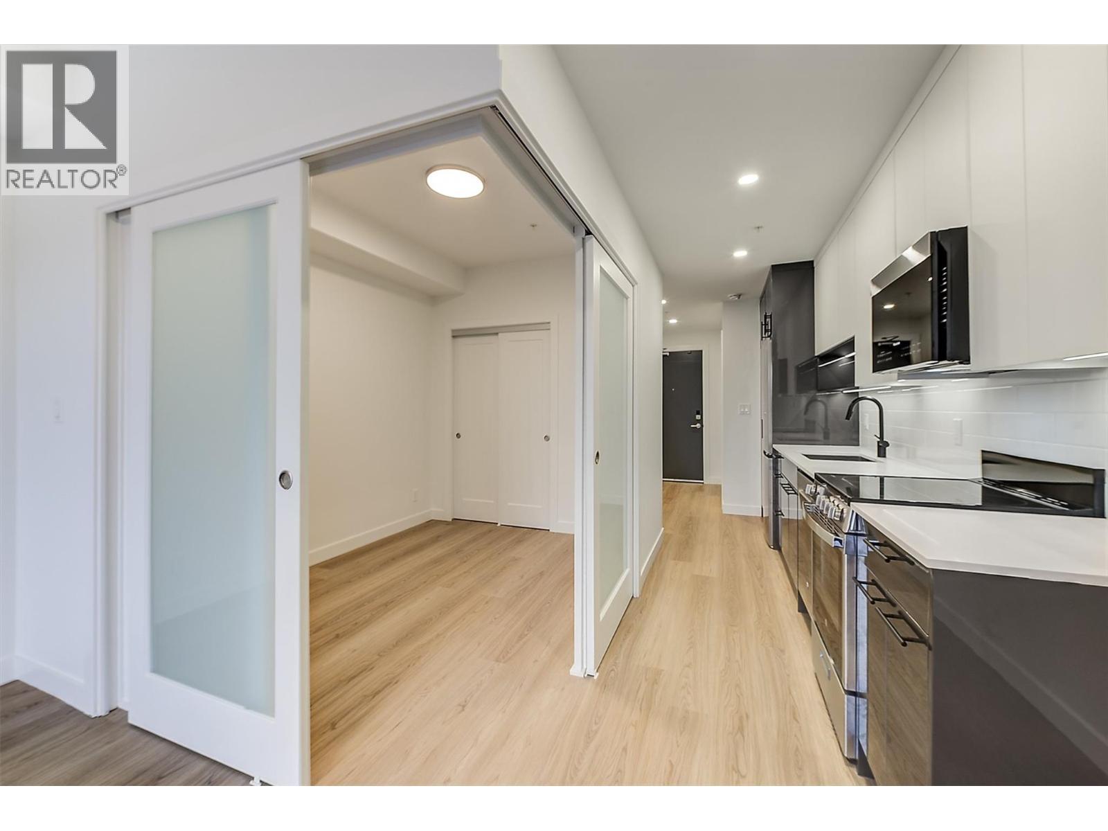 1380 Pridham Avenue Unit# 203, Kelowna, BC - Indoor Photo Showing Kitchen