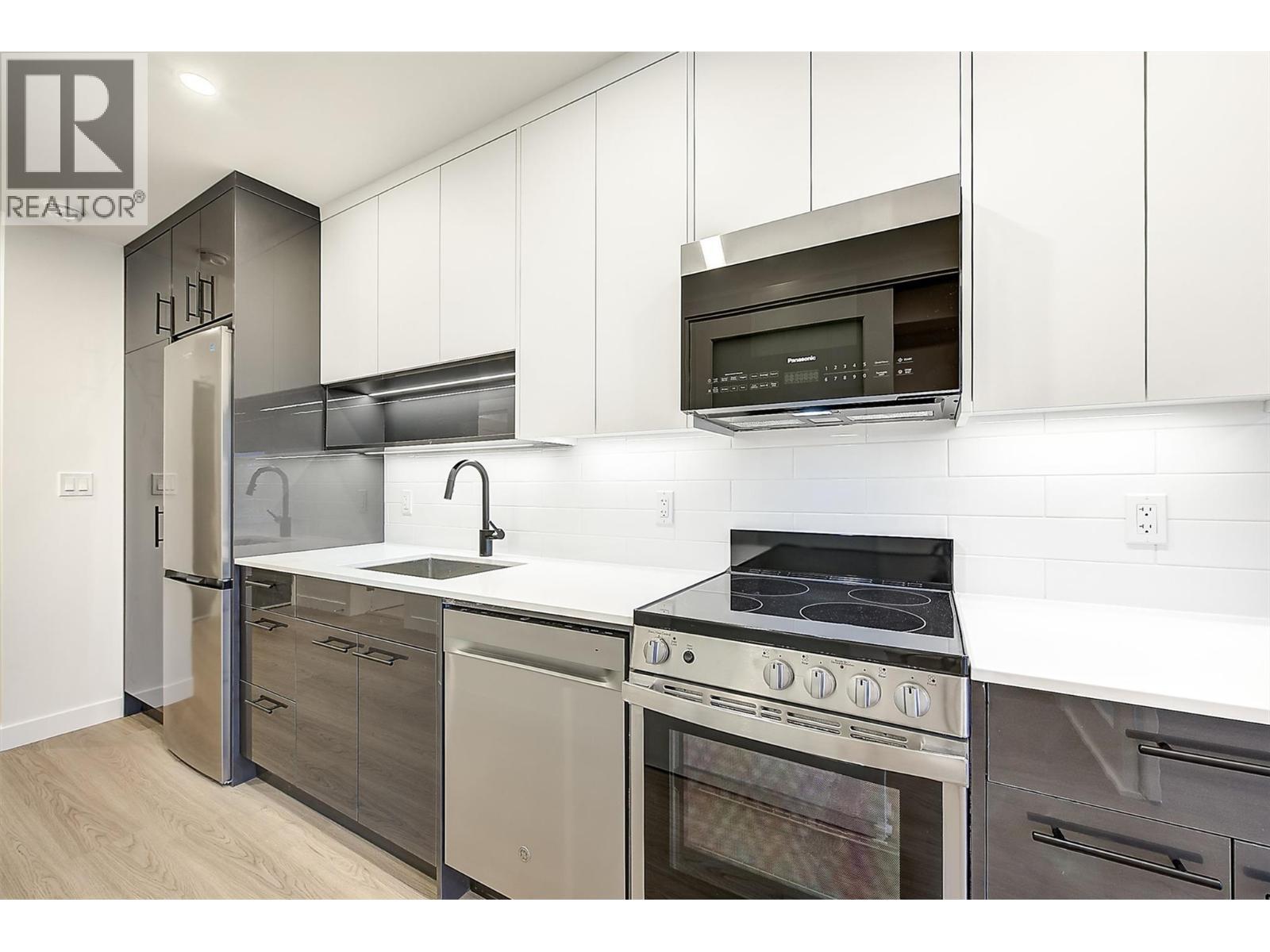 1380 Pridham Avenue Unit# 203, Kelowna, BC - Indoor Photo Showing Kitchen