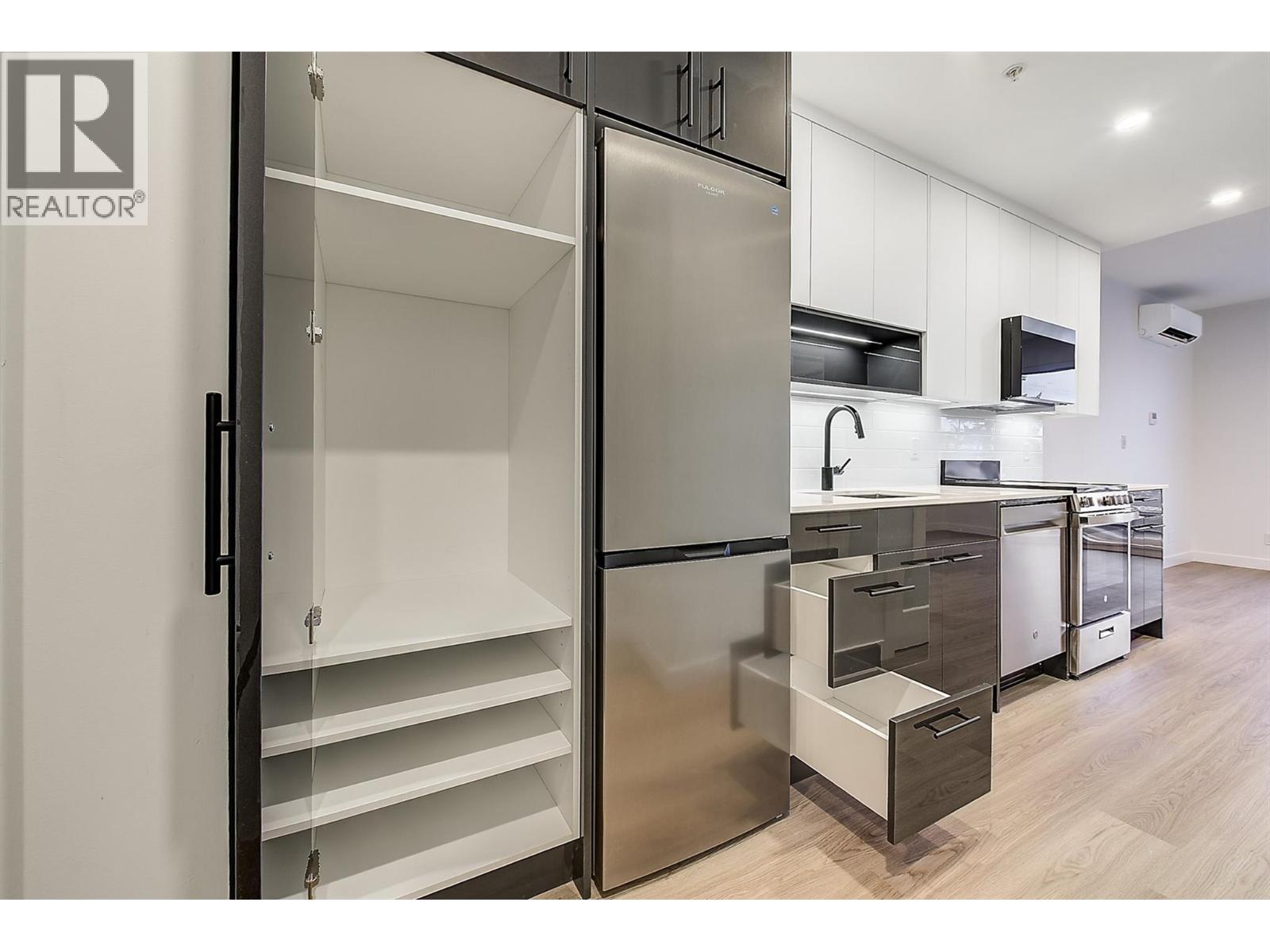 1380 Pridham Avenue Unit# 203, Kelowna, BC - Indoor Photo Showing Kitchen With Upgraded Kitchen