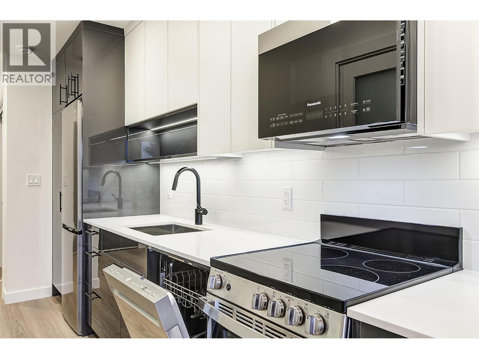 1380 Pridham Avenue Unit# 203, Kelowna, BC - Indoor Photo Showing Kitchen With Upgraded Kitchen