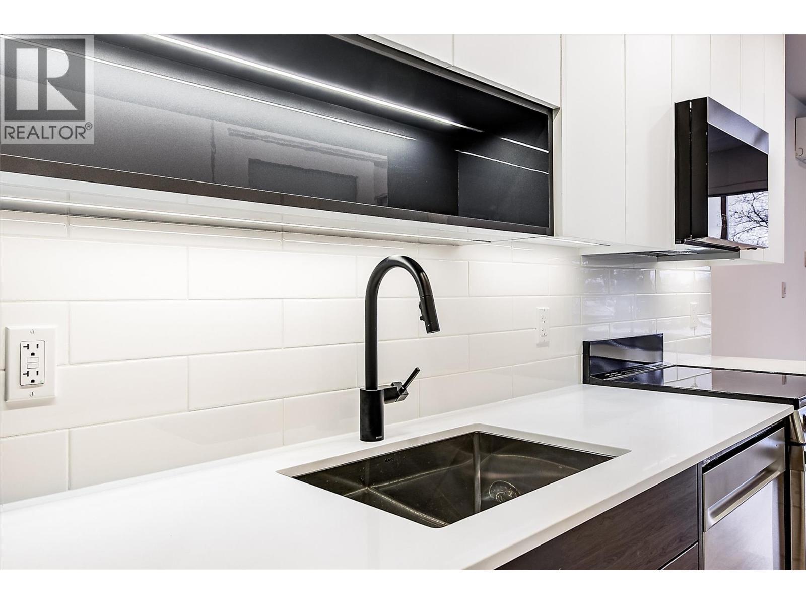 1380 Pridham Avenue Unit# 203, Kelowna, BC - Indoor Photo Showing Kitchen With Double Sink