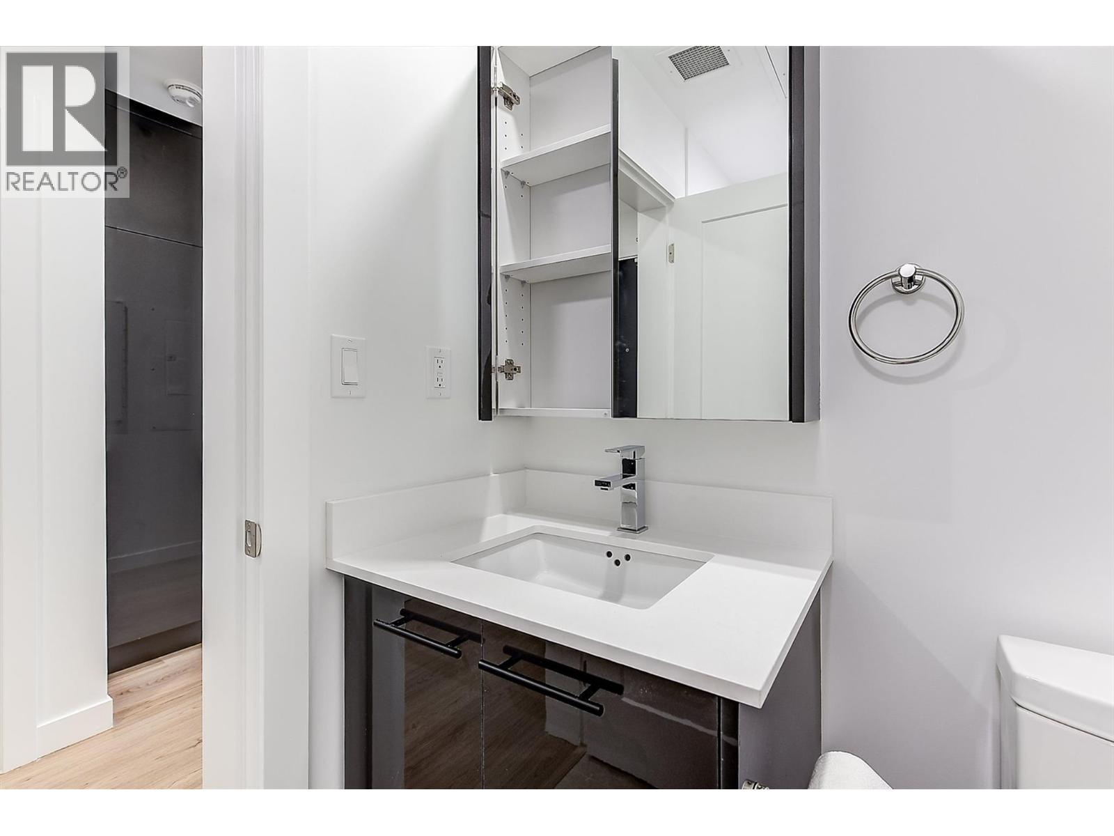 1380 Pridham Avenue Unit# 203, Kelowna, BC - Indoor Photo Showing Bathroom