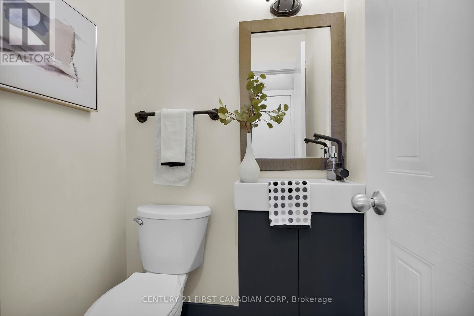 Main Floor Bath Room - 18 - 1138 Kipps Lane E, London East (East A), ON - Indoor Photo Showing Bathroom