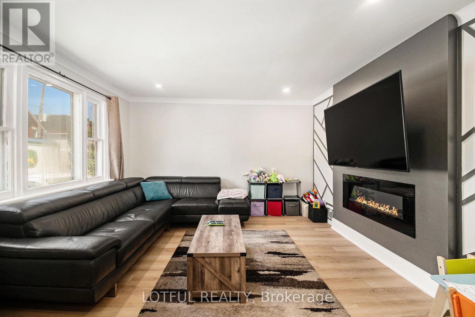 13 Pinehurst Avenue, Ottawa, ON - Indoor Photo Showing Living Room With Fireplace