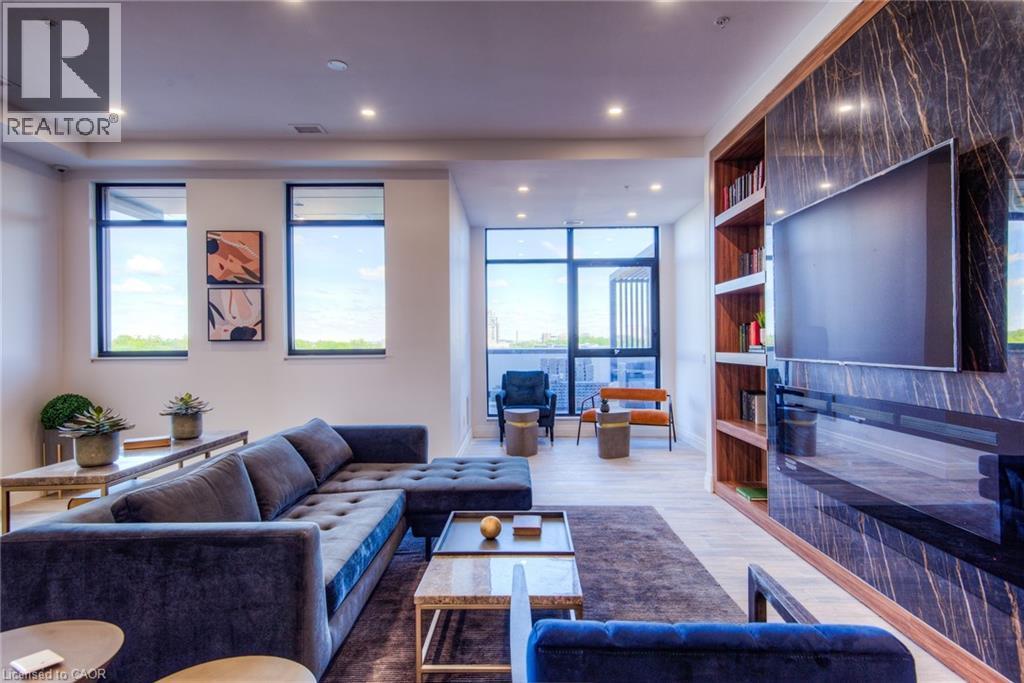 181 King Street S Unit# 1811, Waterloo, ON - Indoor Photo Showing Living Room